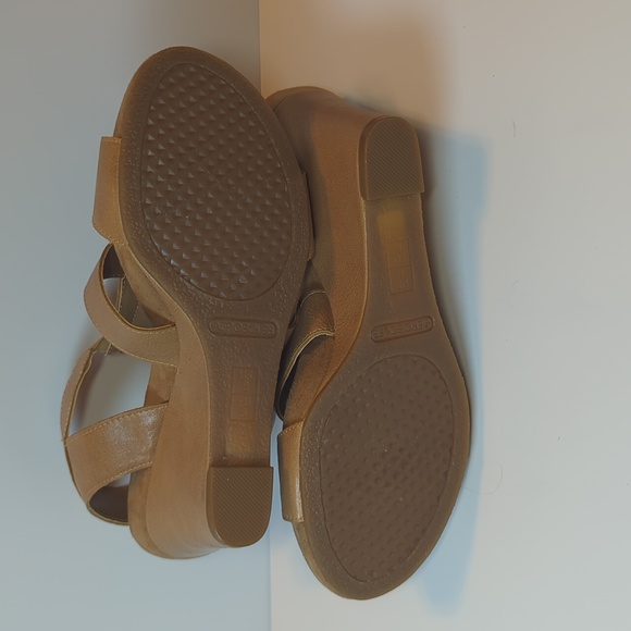 Aerosoles Tan Wedge Zipper Sandals Size 8 - Picture 11 of 11
